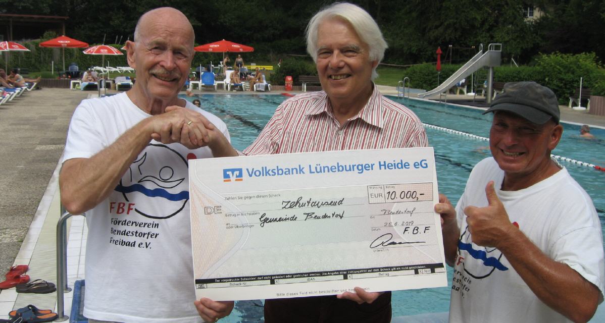 Ein namhafter Betrag für das Bad. Bei der Übergabe: Vereinsvorsitzender Jörg Ramm, Bürgermeister Bernd Beiersdorf, Schwimmmeister Lothar Fox.